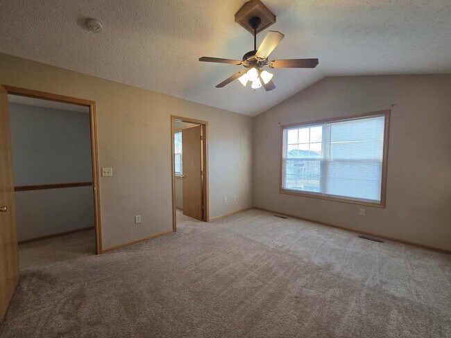 Building Photo - Spacious Town House!!