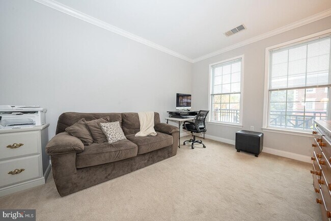 Building Photo - 300 W Elm St