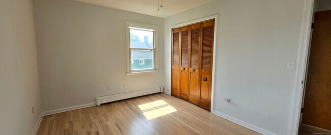 Building Photo - 54 Hallock St