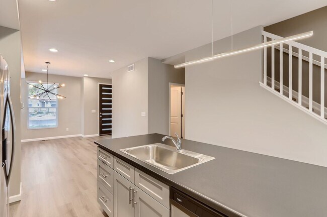 Building Photo - Modern 5 Bedroom Home for Rent!