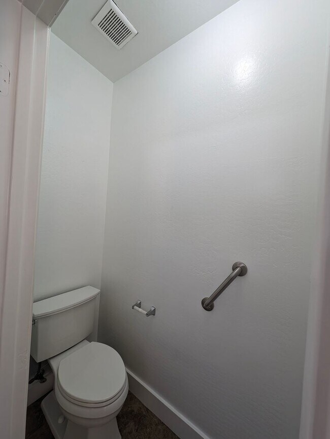 Building Photo - BEAUTIFUL EXECUTIVE STYLE home w/ entertai...