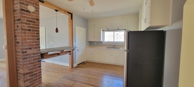 Building Photo - 3 bedroom 2 bath home