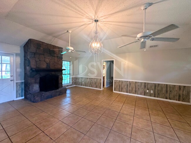 Building Photo - 3650 Creek Dr