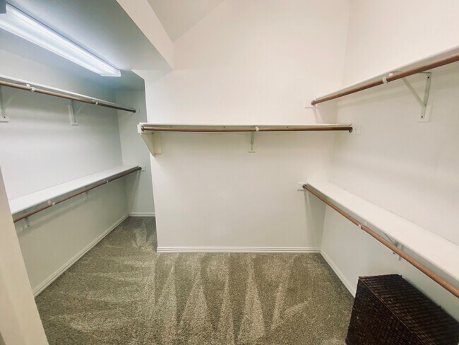 Building Photo - 408 Rosemont Ln