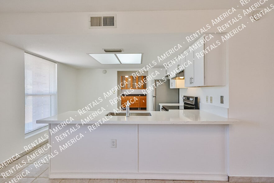 Building Photo - 1425 W Sequoia Dr