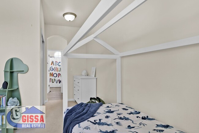Building Photo - This stunning six-bedroom, three-and-a-hal...