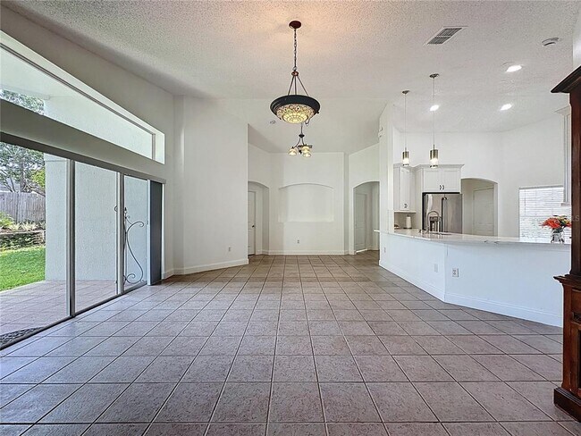 Building Photo - 236 Queen Mary Dr