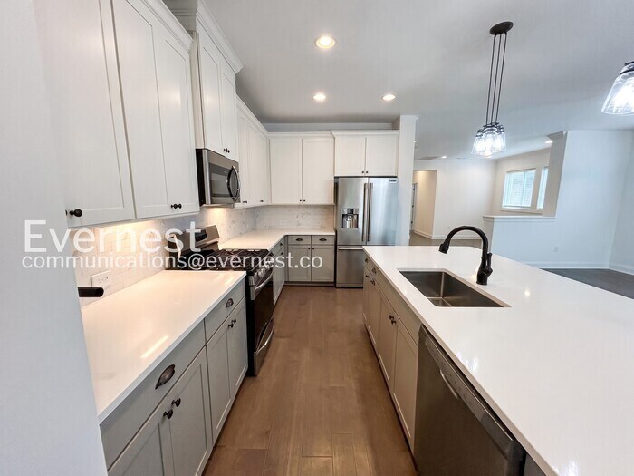 Building Photo - 252 Tanglewood Ln