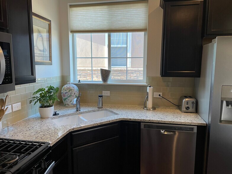 Building Photo - 15102 E Batavia Pl