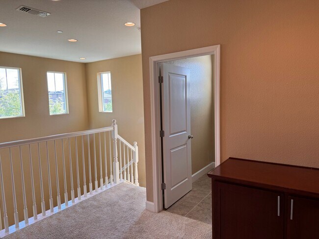 Building Photo - Lovely 3/2.5 in perfect location!