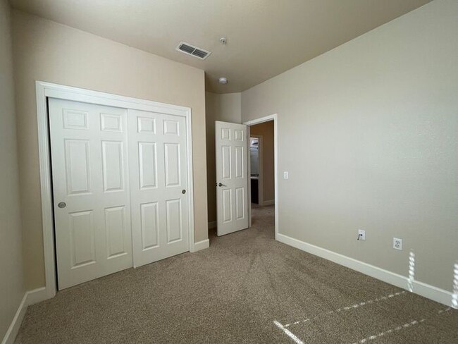 Building Photo - $500 off First Month's rent: Gorgeous 3 Be...