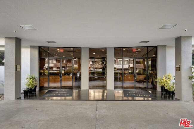 Building Photo - 100 S Doheny Dr