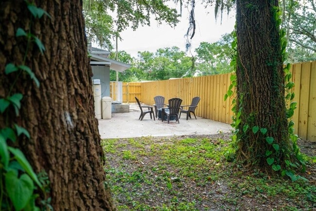 Building Photo - Homey Cozy Newly Renovated Stylish & chic