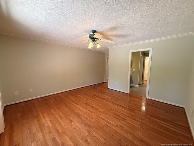 Building Photo - 995 Greenbriar Dr