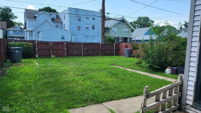 Building Photo - 2310 N Kenwood Ave