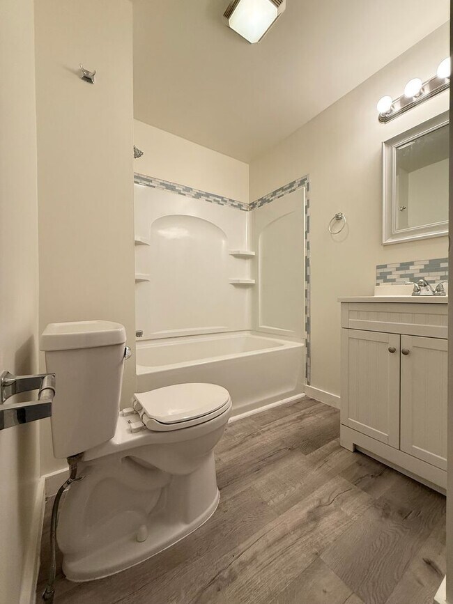 Building Photo - Updated 1BR Apt available now!