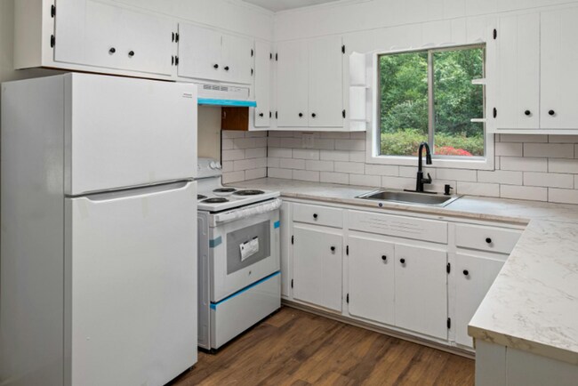 Building Photo - 3 BR Ranch