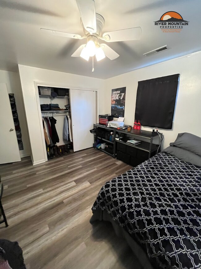 Building Photo - Updated Apartment Near Downtown – Prime Location!