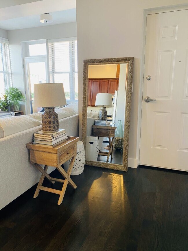 Building Photo - 744 N May St