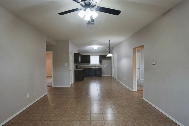 Building Photo - 3 Bedroom Duplex for Rent in Lindale! Tour...