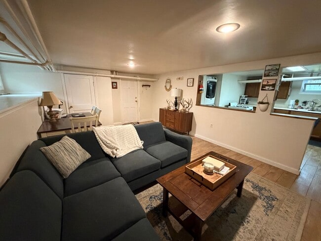 Building Photo - 1 bedroom apartment in EASTPORT!