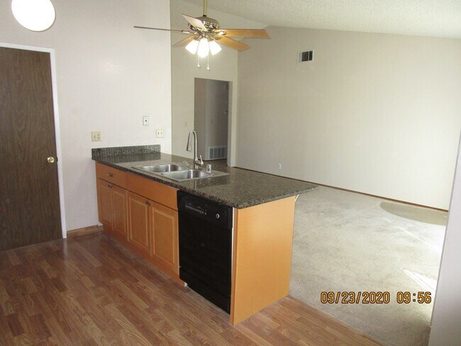 Building Photo - Nice Floorplan, Cute Yards - 4 Bedroom/2 B...