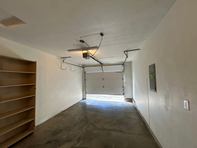 Building Photo - MOVE IN SPECIAL!  Remodeled 2 Bedroom 1 Ba...