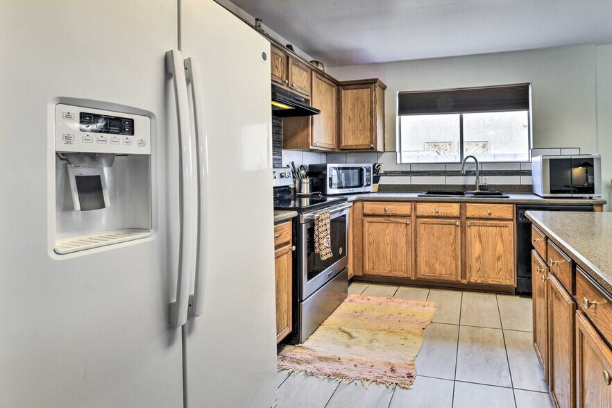 Building Photo - 1836 N Parkside Ln