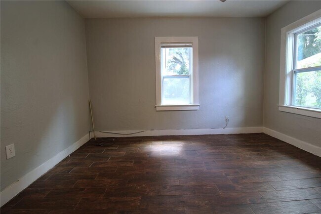 Building Photo - 725 Putnam Ave