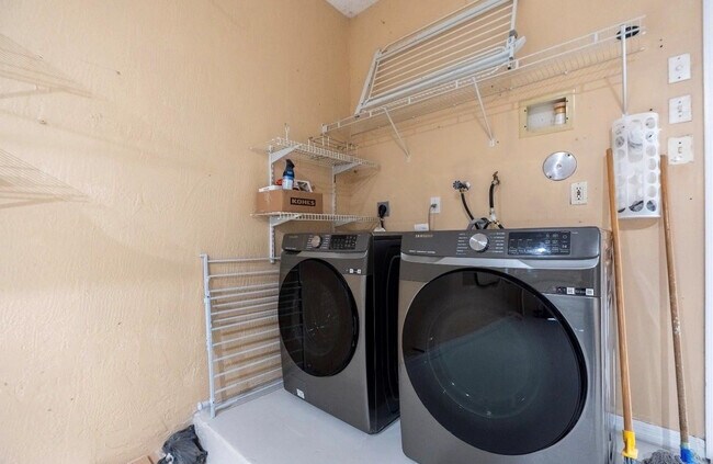 Building Photo - 1928 Madeira Dr