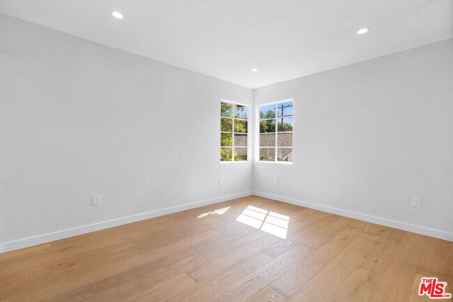 Building Photo - 3444 S Bentley Ave