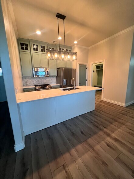 Kitchen - 14516 Park Cir