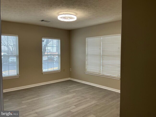 Building Photo - 8961 Town Center Cir
