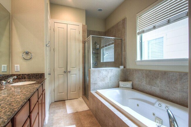 Building Photo - 3815 Center Plaza Dr