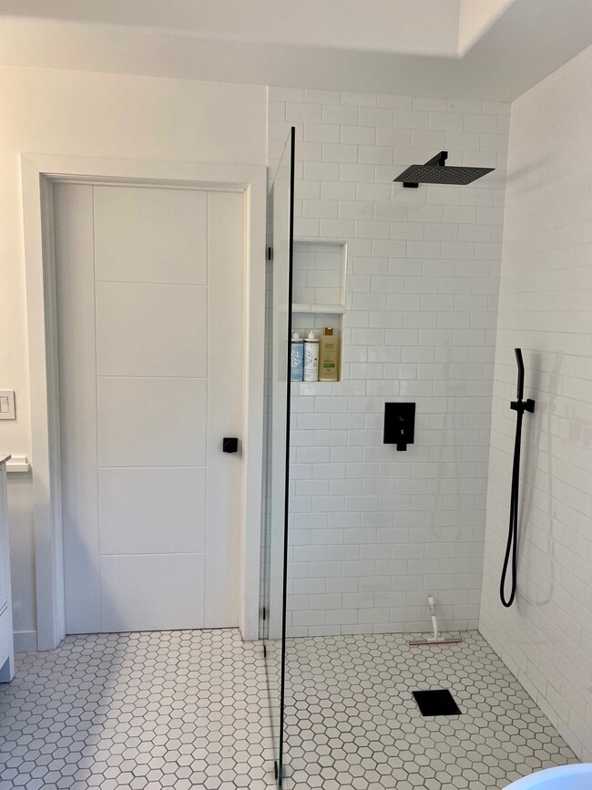 Open Curbless Shower - 8287 Mannix Dr
