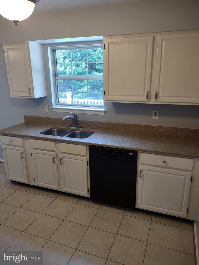Building Photo - 351 Skyview Dr