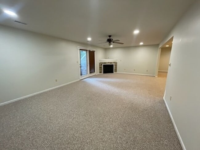 Building Photo - Spacious 3 bedroom/3 bath home