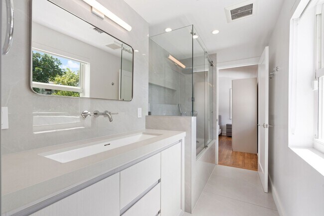 Building Photo - 634 W 47th St