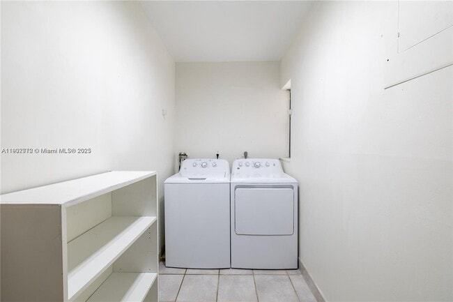 Building Photo - 295 Fern Dr