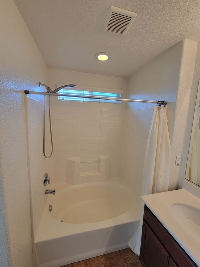 Building Photo - Spacious 3-Bedroom Townhome in Imperial – Available for Lease!