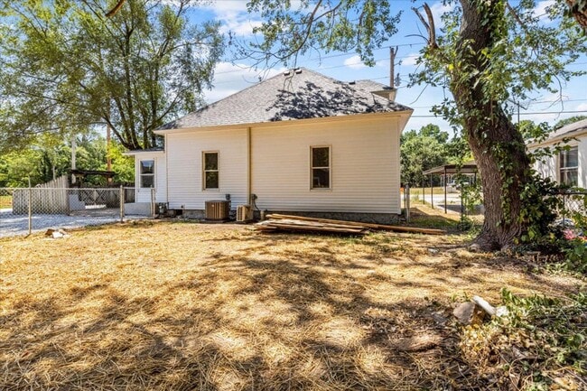 Building Photo - Charming 3 Bedroom, 2 Bathroom Home for Re...