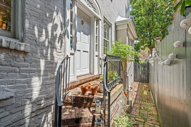 Building Photo - 1647 34th St NW