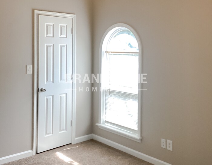 Building Photo - 657 McKenzie Cir