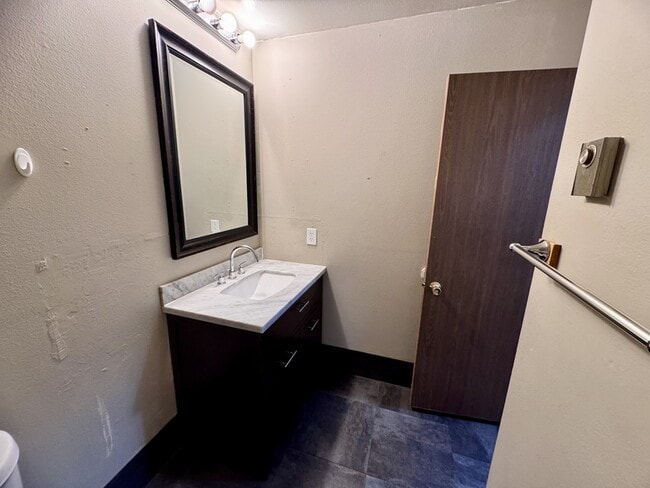 Building Photo - 1083 N 150 W