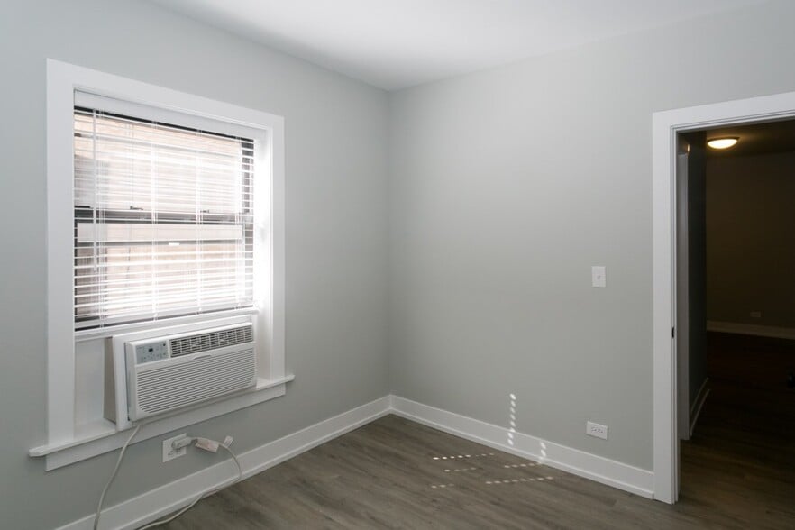 Building Photo - 708 W Brompton