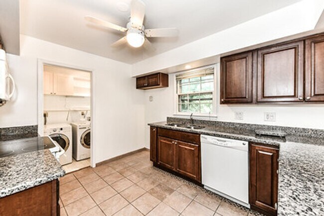 Building Photo - Spacious 4 Bed 2/2 Bath Home with Park-Lik...