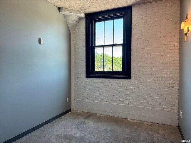 Building Photo - 511 Pershing Ave