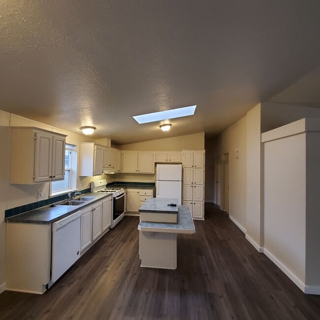 Building Photo - Pet Friendly 4 bedroom 2 bath home w/ 2 car garage