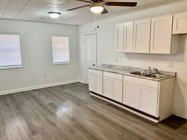 Building Photo - 3 Bedroom 1 1/2 Bath – For Rent!