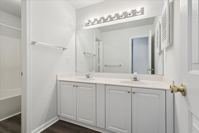 Building Photo - 3BR Townhouse | Main-Level Primary Suite | Gables at York County | Near Langley AFB & NASA